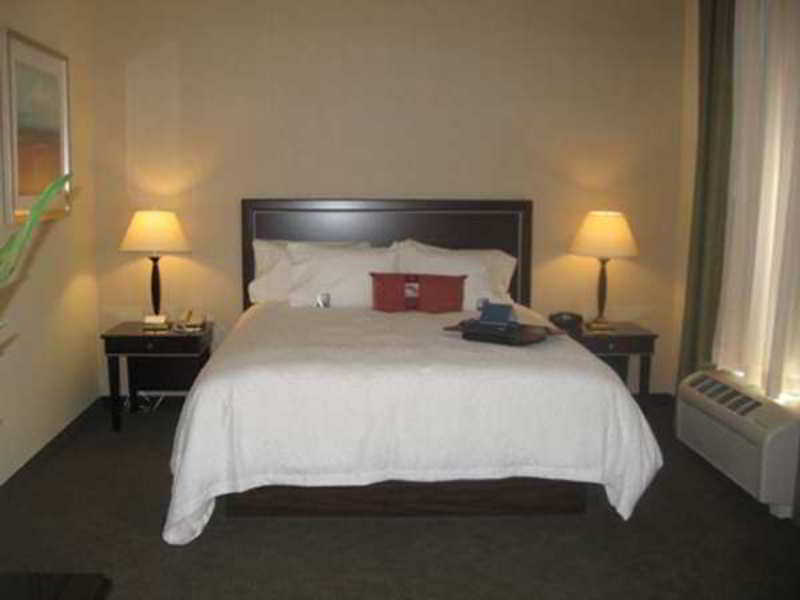 Hampton Inn & Suites Las Vegas South Room photo
